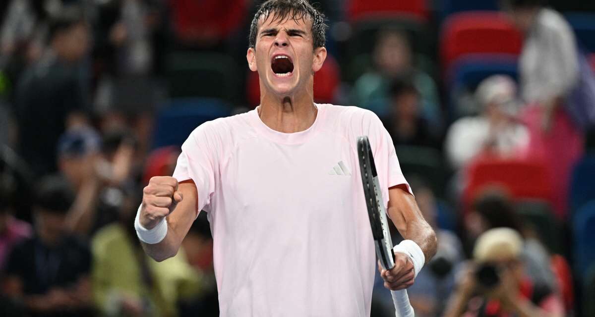 Jodar battles into Shanghai semis, apologises for ball-boy outburst