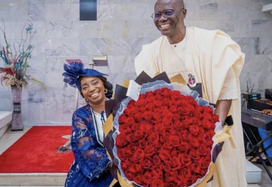Sanwo-Olu Surprises Wife With Flowers, Shares Kiss At Women’s Conference