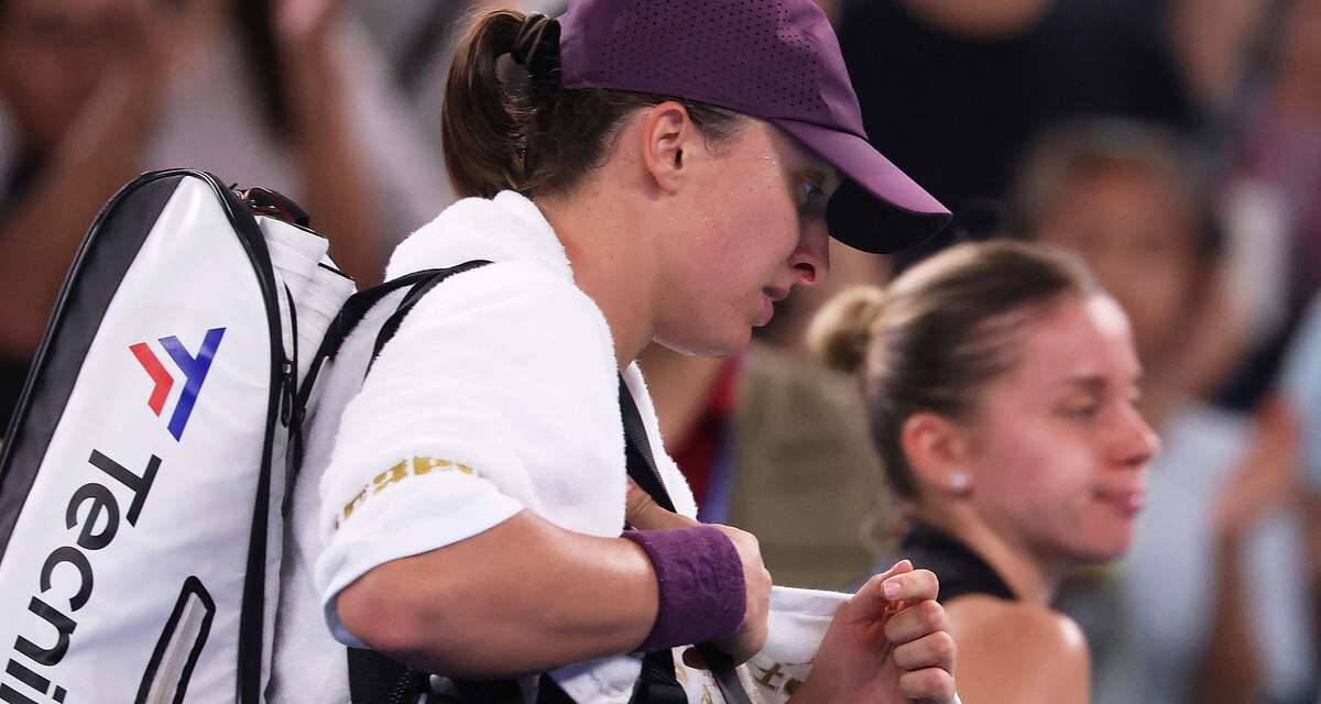 Swiatek set to miss WTA Finals after withdrawing from Ningbo with thigh injury